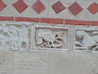 Lyon, Abbaye d'Ainay, Clocher-Porche, Plaques sculptees, Coq et serpent